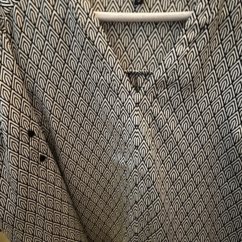 EXPRESS- Black and White Geo Patterned Blouse